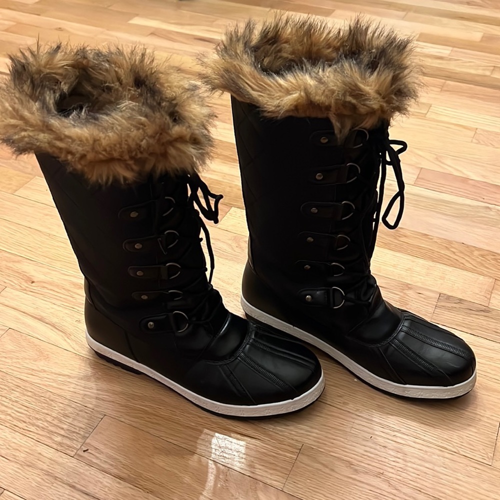 Black snow boots with faux fur- 9.5